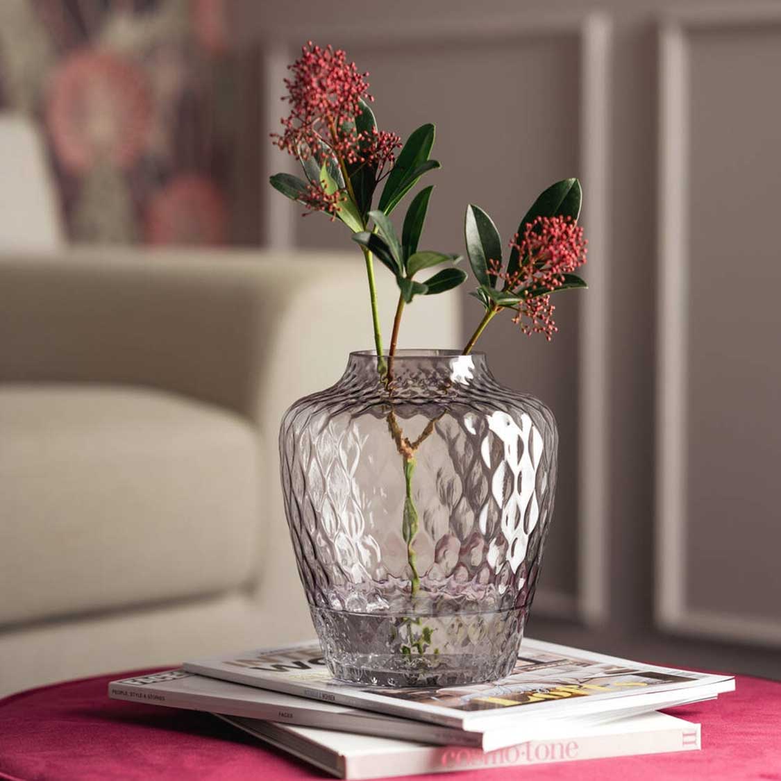 Vase GIULIA mit roten Blüten auf Tisch im Wohnzimmer