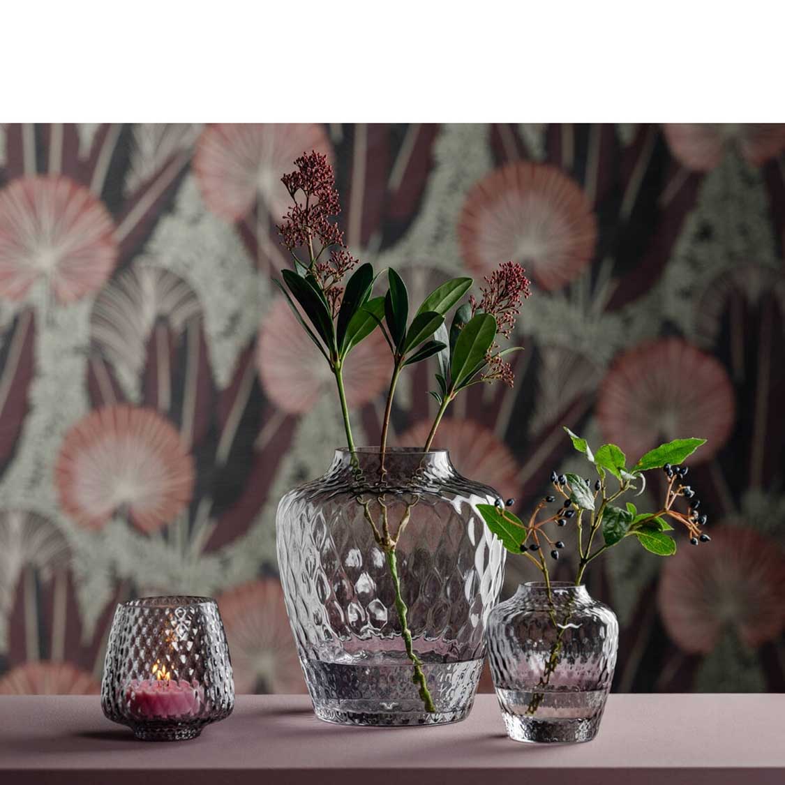 Vase GIULIA mit Blumen in Dekoration neben zwei kleineren Gläsern