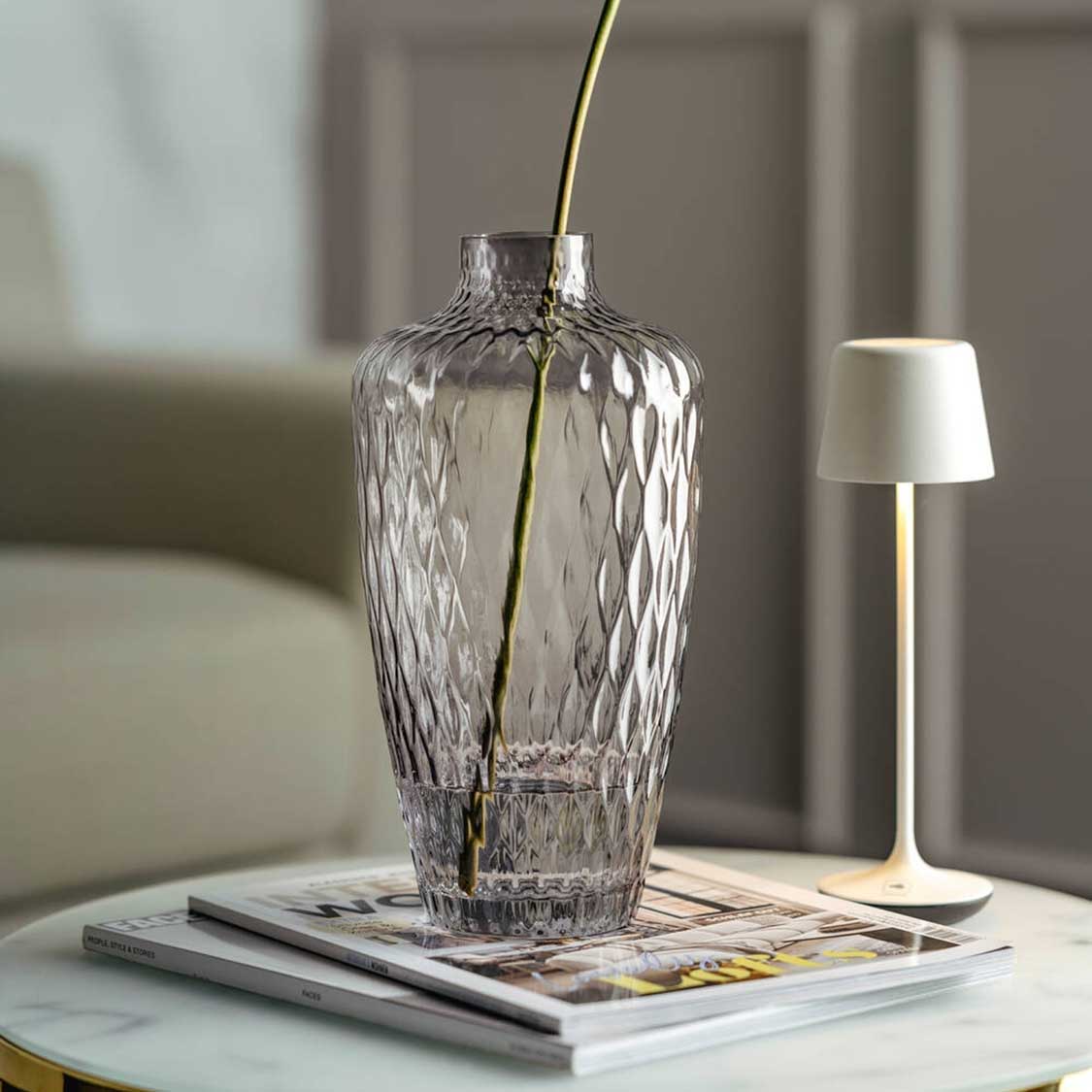 Vase GIULIA auf Tisch mit Magazinen, Stift und Lampe in Wohnzimmer