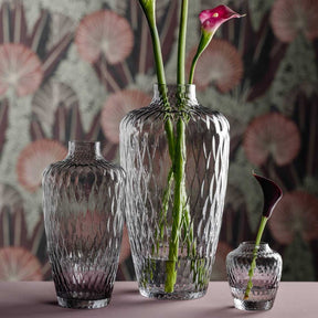 Vase GIULIA 38 cm grau mit Calla-Blume, zwei weitere Vasen, gemusterter Hintergrund