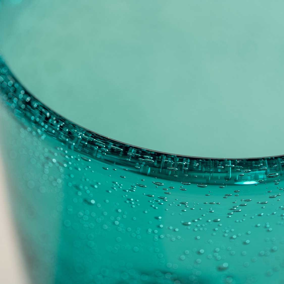Trinkglas BURANO mit Wasser gefüllt, Blasen an der Glasoberfläche sichtbar