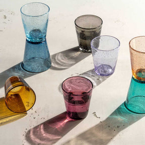 Trinkglas BURANO 330 ml in kalten Farben mit Schatten auf weißer Oberfläche
