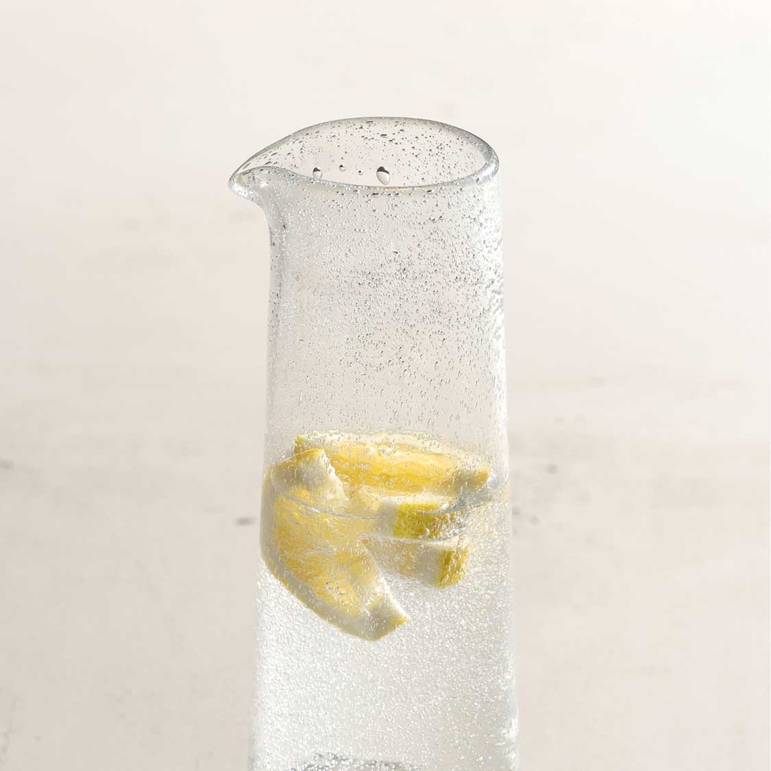 Krug BURANO mit Zitronenscheiben in Wasser mit Kohlensäure