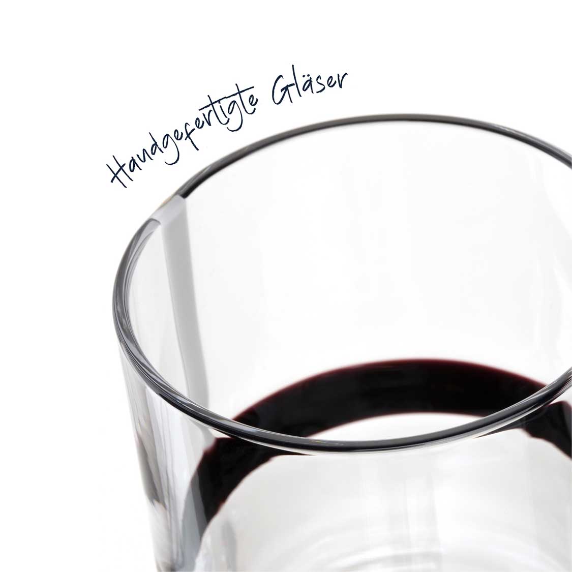 Handgefertigtes Glas BANDA NERA mit Rotwein gefüllt, Detail Glasrand