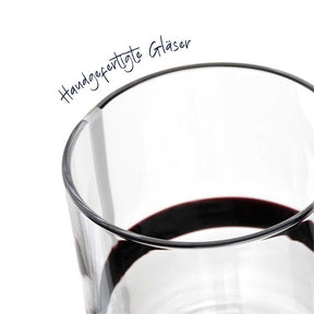 Handgefertigtes Glas BANDA NERA mit Rotwein gefüllt, Detail Glasrand