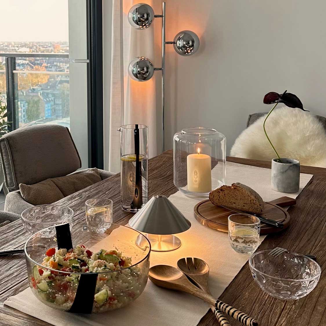 Krug BANDA NERA auf gedecktem Esstisch in modernem Wohnzimmer