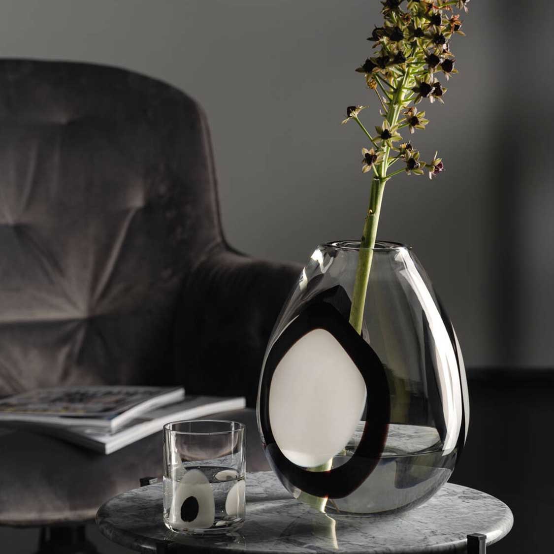 Vase OCCHI BIANCHI mit Trockenblumen auf Marmortisch in Wohnzimmer