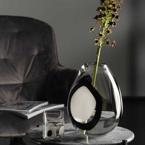 Vase OCCHI BIANCHI mit Trockenblumen auf Marmortisch in Wohnzimmer