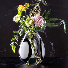 Vase OCCHI BIANCHI mit bunten Blüten auf schwarzem Untergrund