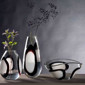 Schale OCCHI BIANCHI mit Vasen und Blumenzweigen auf grauem Hintergrund