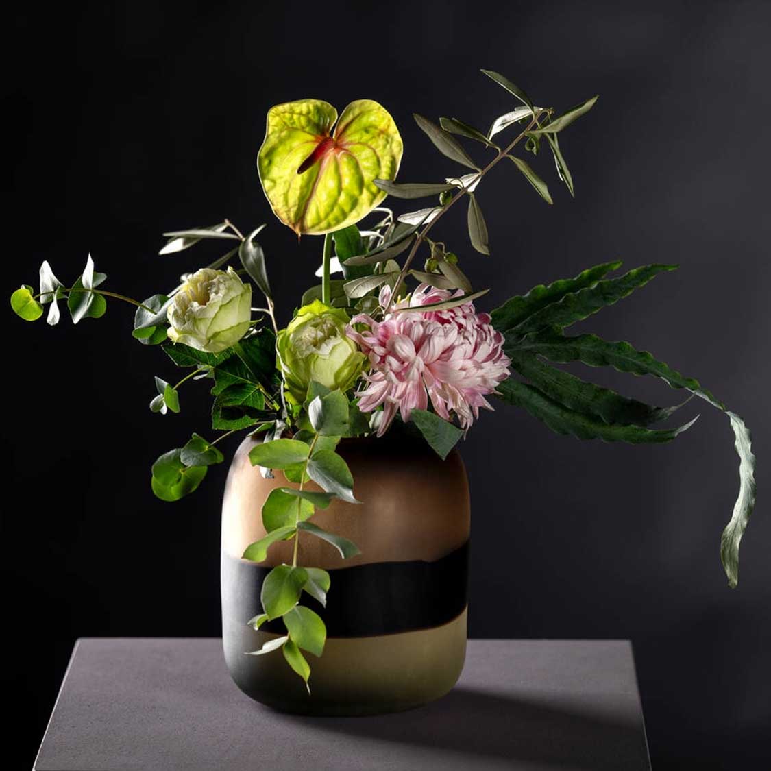 Vase CORSO SABBIA mit gemischtem Blumenstrauss auf grauem Untergrund