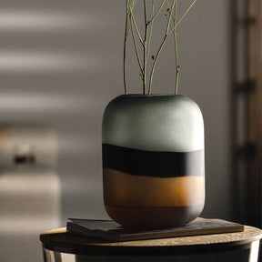 Vase CORSO SABBIA mit Gräsern auf Holztisch in Wohnraum