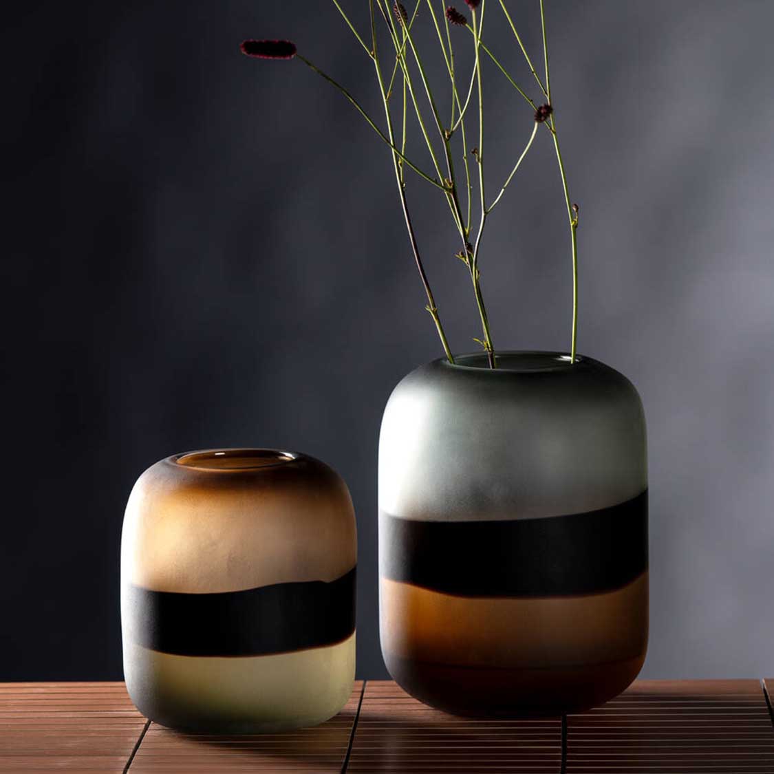 Vase CORSO SABBIA 25 cm in Braun mit schwarzem Streifen, gefüllt mit Gräsern
