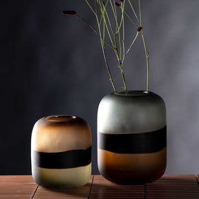Vase CORSO SABBIA 25 cm in Braun mit schwarzem Streifen, gefüllt mit Gräsern