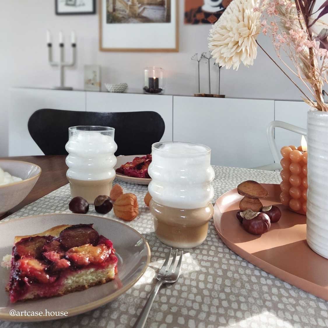Trinkglas SOLE auf gedecktem Tisch mit Kuchen und Getränken
