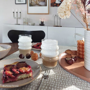 Trinkglas SOLE auf gedecktem Tisch mit Kuchen und Getränken
