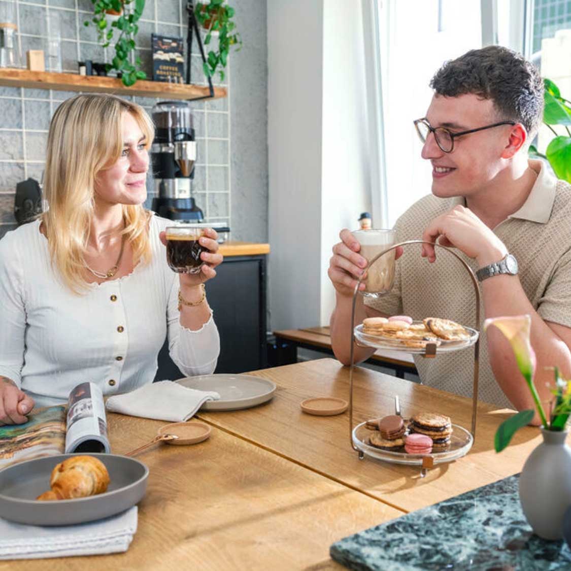 Korkuntersetzer GOCCE auf gedecktem Tisch in Wohnraum, Paar beim Kaffeetrinken
