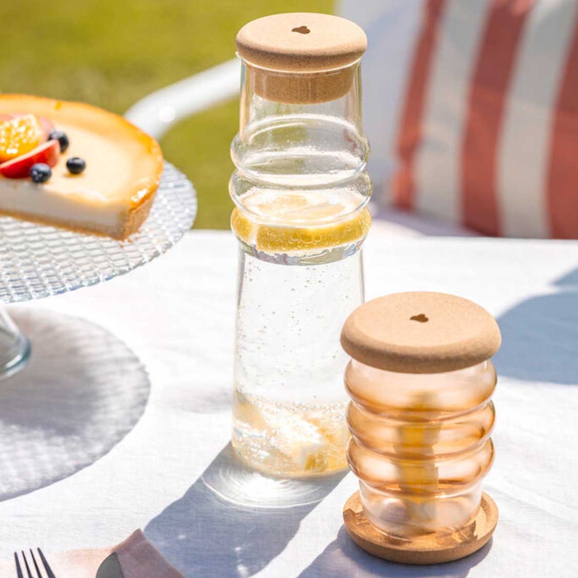 Korkuntersetzer GOCCE auf gedecktem Tisch mit Glas und Kuchen