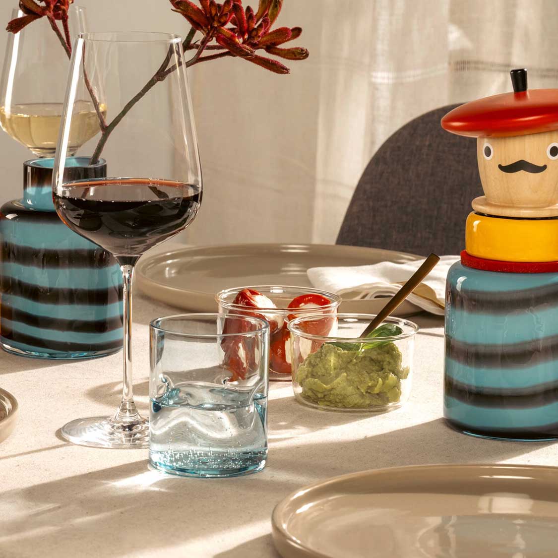 Glasschale VETRO auf gedecktem Tisch mit Wasser und Dekoration