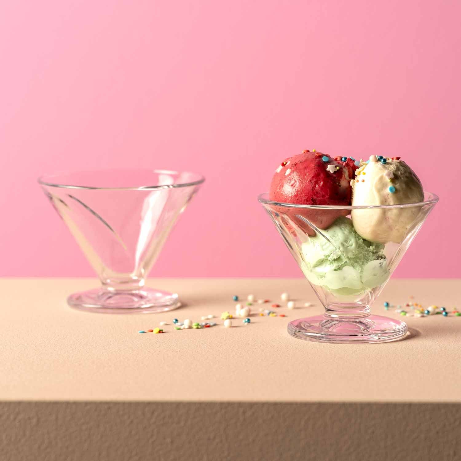 Eisschale CONO mit Erdbeeren und Speiseeis auf rosa Hintergrund