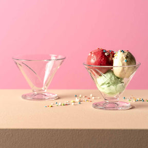 Eisschale CONO mit Erdbeeren und Speiseeis auf rosa Hintergrund