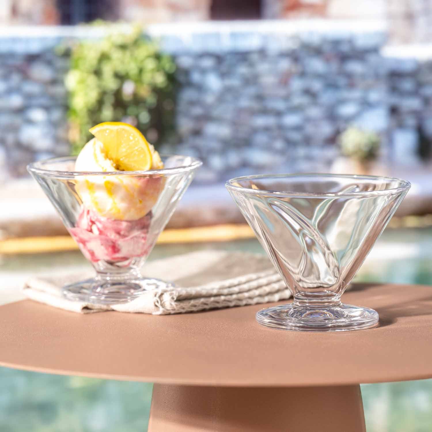 Eisschale CONO 270 ml auf Tisch mit Eis und Zitrone, eine leere daneben