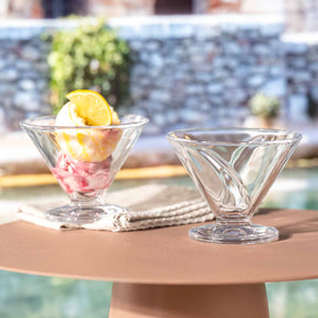 Eisschale CONO 270 ml auf Tisch mit Eis und Zitrone, eine leere daneben
