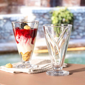 Eisbecher CONO mit Getränk und leerem Glas auf Terasse