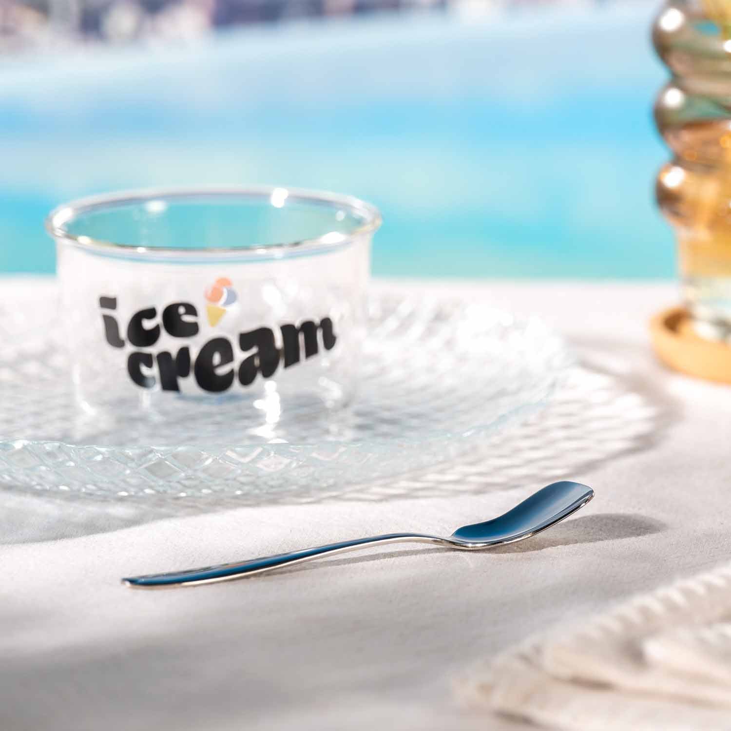 Eislöffel SOLE auf Serviertablett neben Eisbecher am Pool