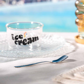 Eislöffel SOLE auf Serviertablett neben Eisbecher am Pool