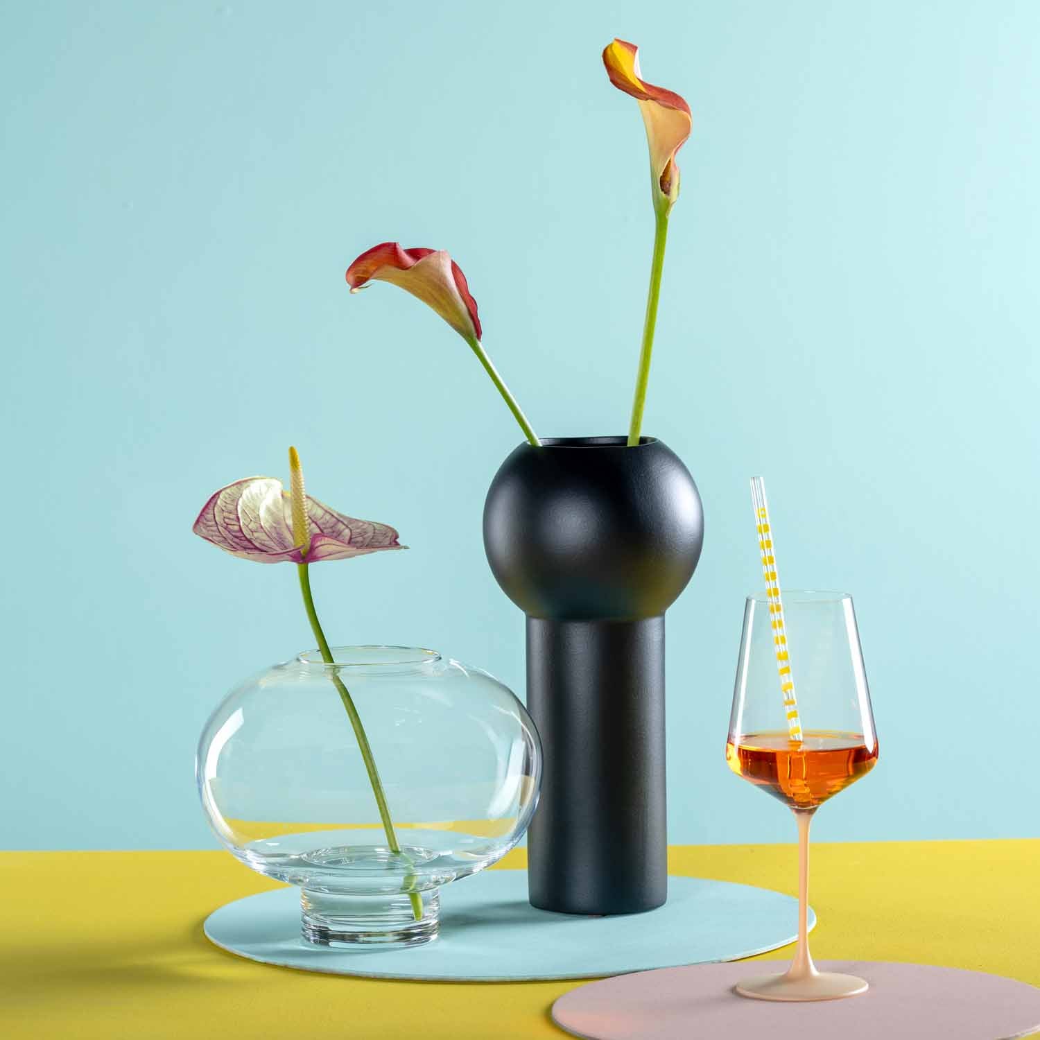 Keramikvase BRERA schwarz mit Blumen in stilisierter Tischdeko-Szene