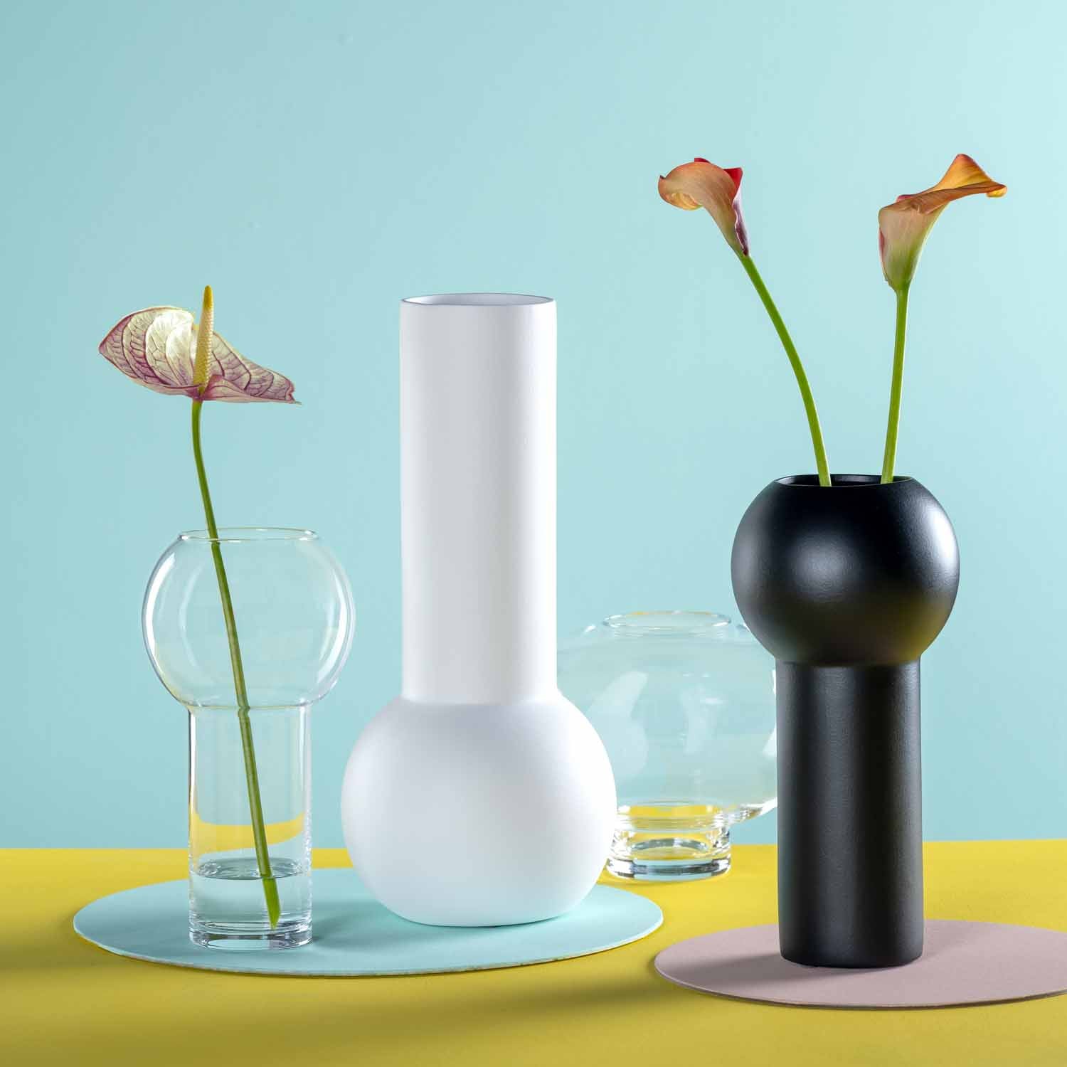 Keramikvase BRERA weiß in Stillebenszenerie mit Blumen und Deko-Objekten