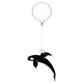Schwarze Glaskugel Orca an transparentem Ballon schwebend