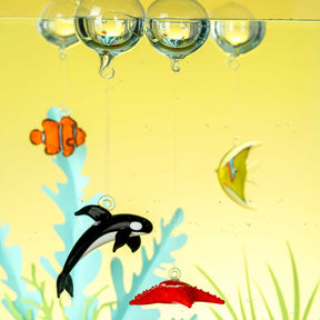 Clownfisch Delfin Fisch MARE 3er-Set hängend unter Wasser mit Korallen und Blasen