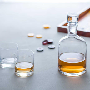 Whiskyset AMBROGIO 3-teilig mit Flasche und Gläsern, Medikamente im Hintergrund