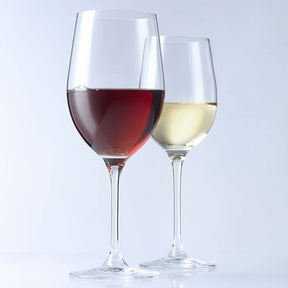 Zwei Rotweingläser CIAO+ mit Rotwein und Weißwein gefüllt