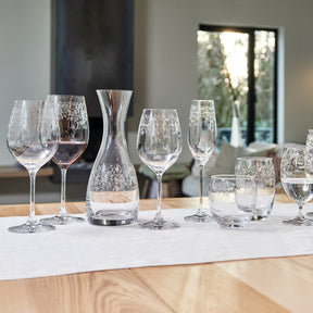 Sektglas CHATEAU in Tischsituation mit Karaffe und weiteren Gläsern
