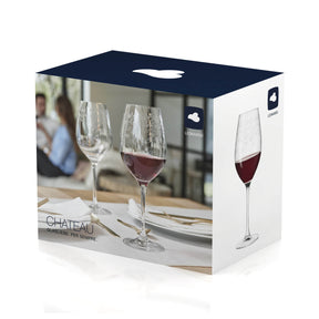 Rotweinglas CHATEAU in Verpackung, gefuellt mit Rotwein auf gedecktem Tisch