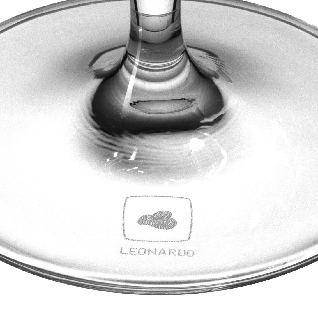 Grappaglas CHATEAU von oben, Wasser spritzt aus dem Glas, Leonardo-Logo auf Boden sichtbar