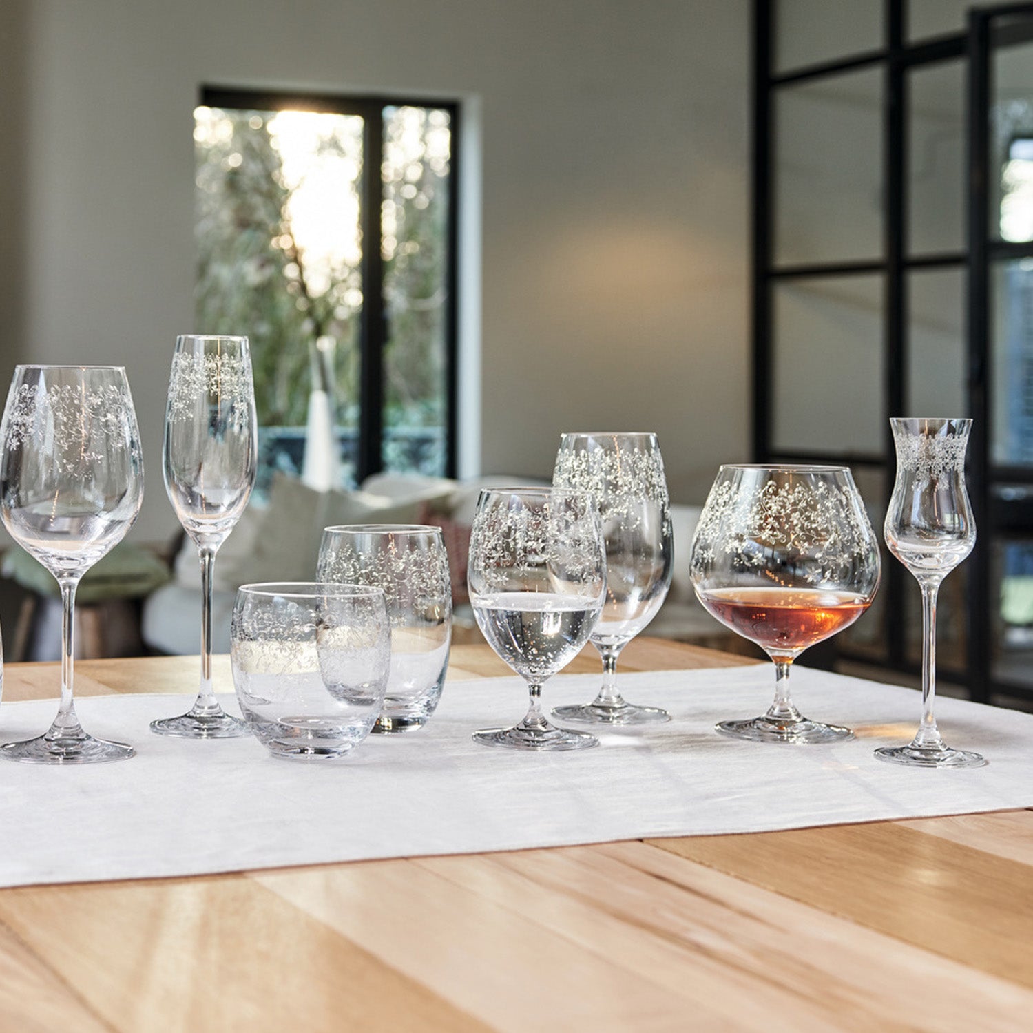 Grappaglas CHATEAU 90 ml 6er-Set auf Holztisch in moderner Wohnraumkulisse