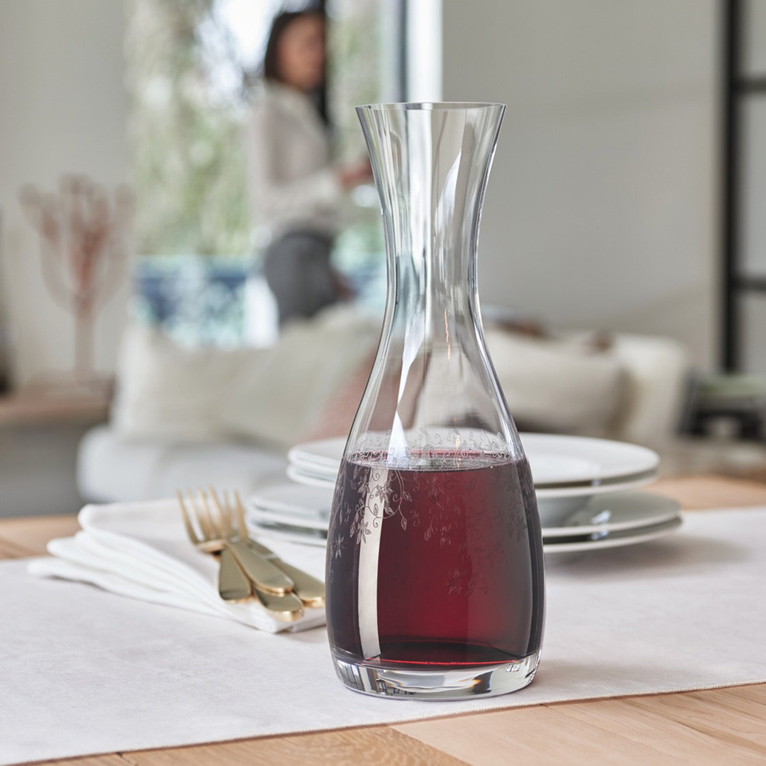 Karaffe CHATEAU mit Rotwein auf gedecktem Esstisch