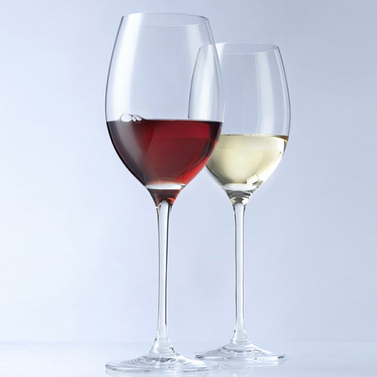Zwei Weingläser, eines mit Rotwein und eines mit Weißwein gefüllt