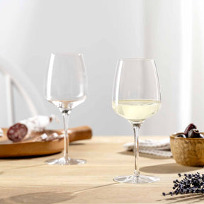 Rieslingglas 280 ml CESTI mit Weißwein auf Holztisch, Käsebrett und Schalen im Hintergrund