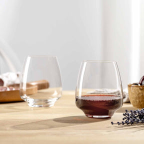 Trinkglas CESTI 460 ml auf Holztisch mit Lavendelblüten und Dekoration