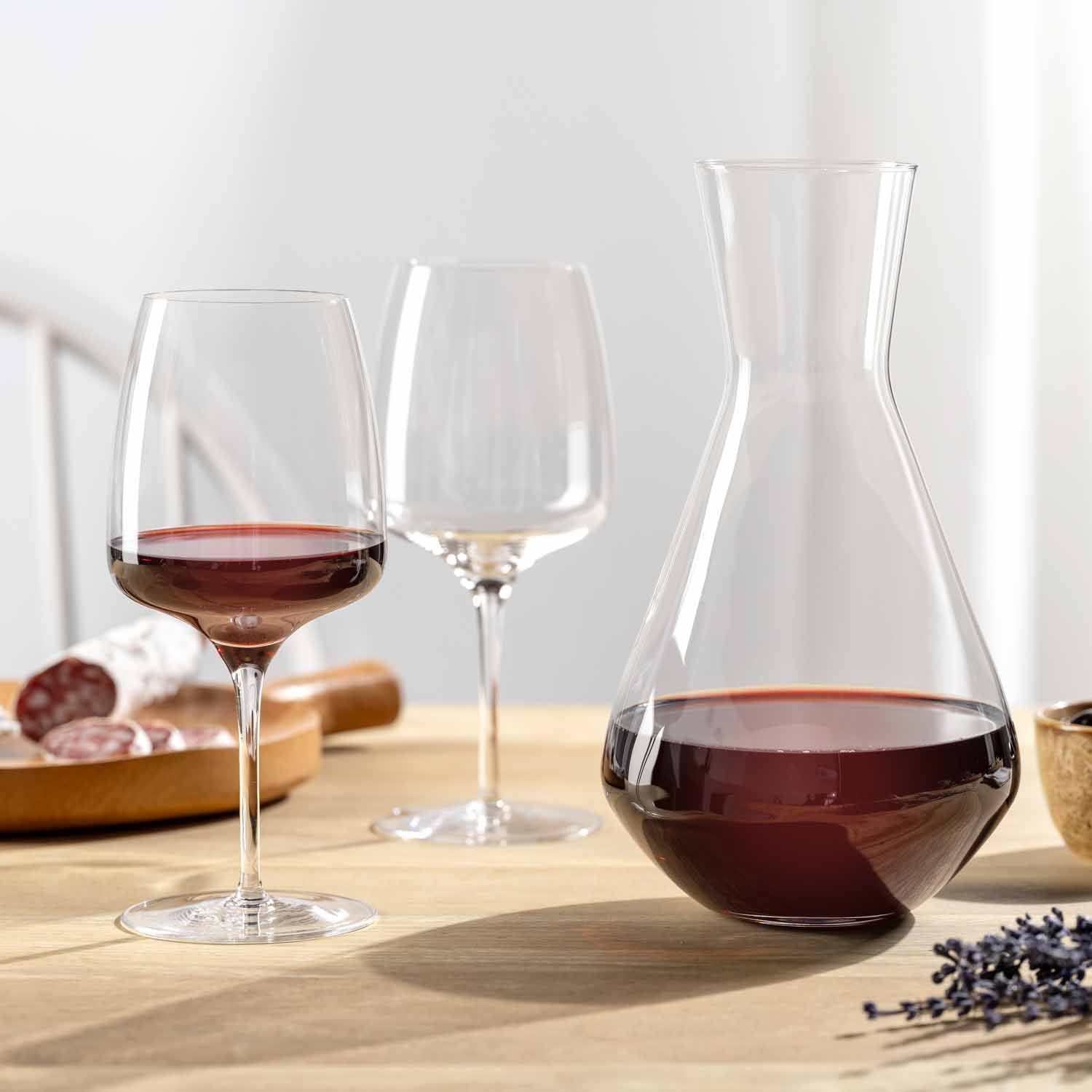 Weinset CESTI 3-teilig mit zwei gefüllten Kelchgläsern und Karaffe auf Holztisch