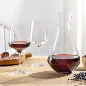 Weinset CESTI 3-teilig mit zwei gefüllten Kelchgläsern und Karaffe auf Holztisch