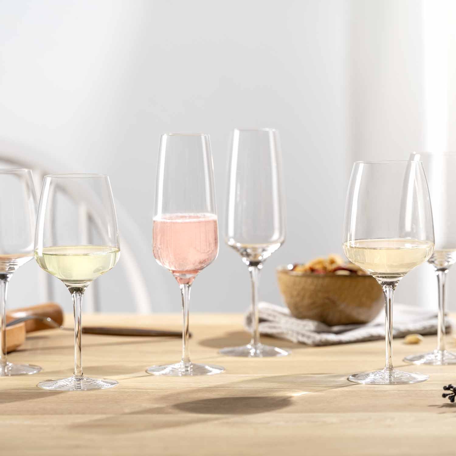 Kelchglasset CESTI mit Weißwein und Rosé auf gedecktem Holztisch
