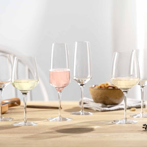 Kelchglasset CESTI mit Weißwein und Rosé auf gedecktem Holztisch