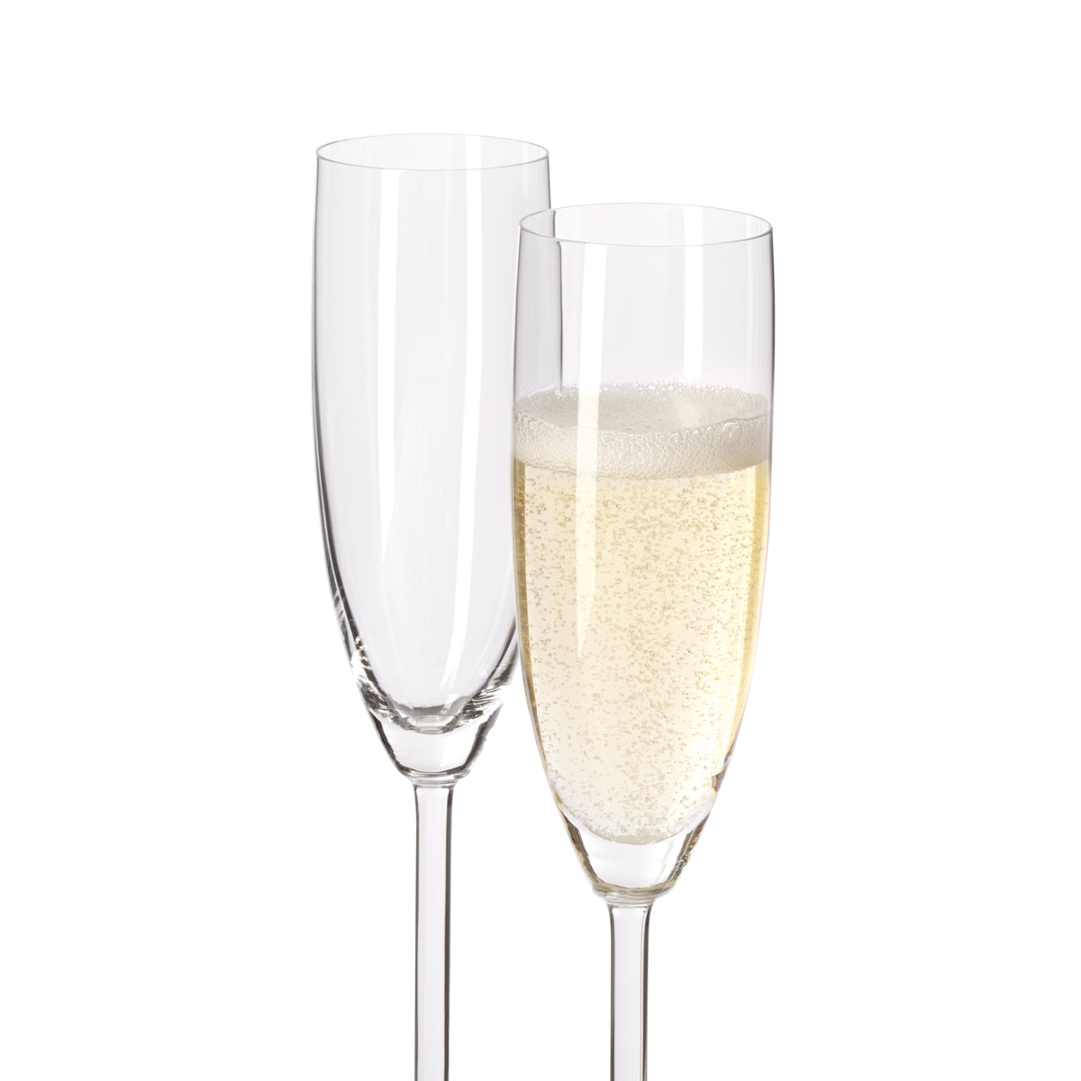 Zwei Sektgläser DAILY, eines leer und eines gefüllt mit Sekt