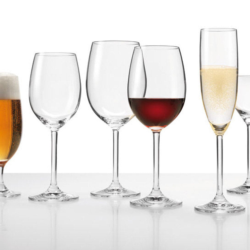 Verschiedene Gläser mit Getränken nebeneinander, darunter Sektglas DAILY mit Champagner